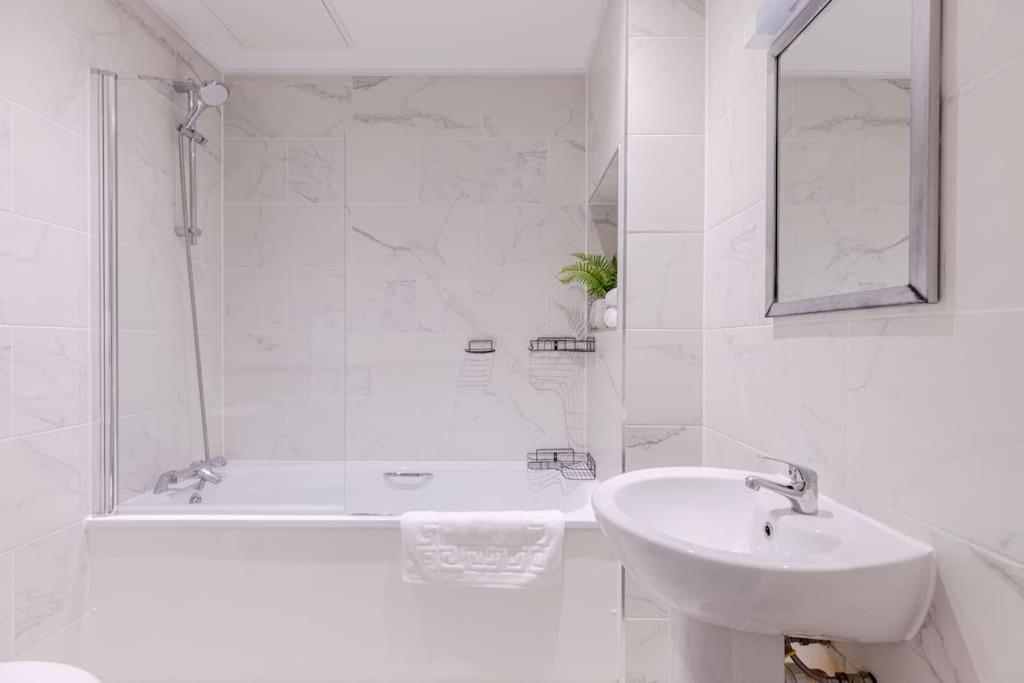 Vertigo Boutique Sleeps 4 London Kingston upon Thames  Bagian luar foto